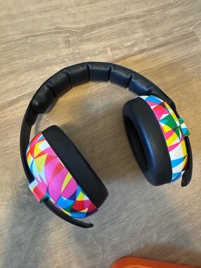 BaBy BanZ Kids Over-Ear muffs in Black with Multicolor Geometric Panels